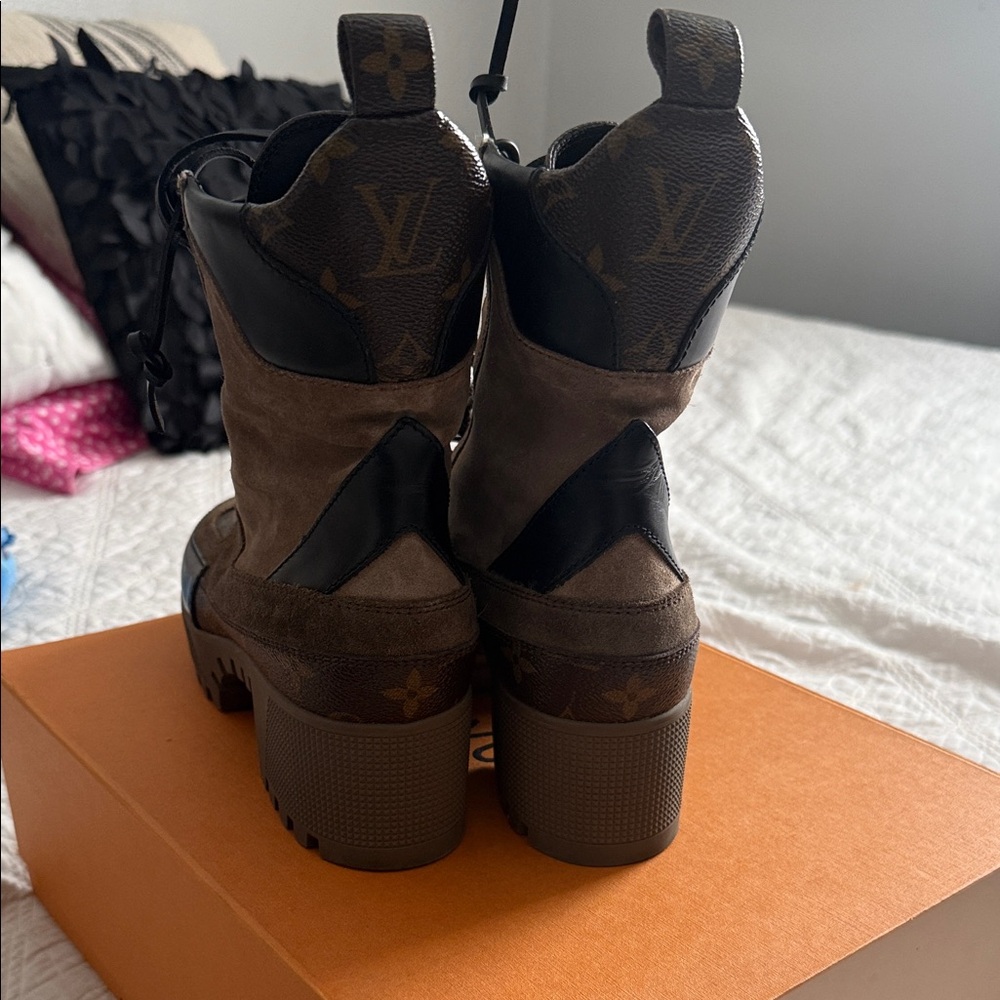 Laureate Platform Desert Boot - Picture 5 of 12